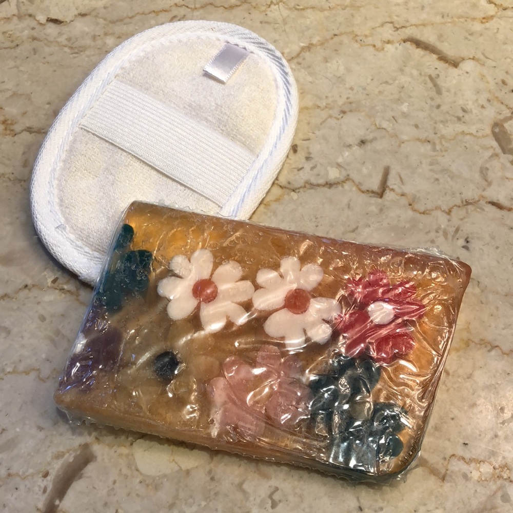NWT Basin sliced to order artisan glycerin soap daisy inlay design & loofa